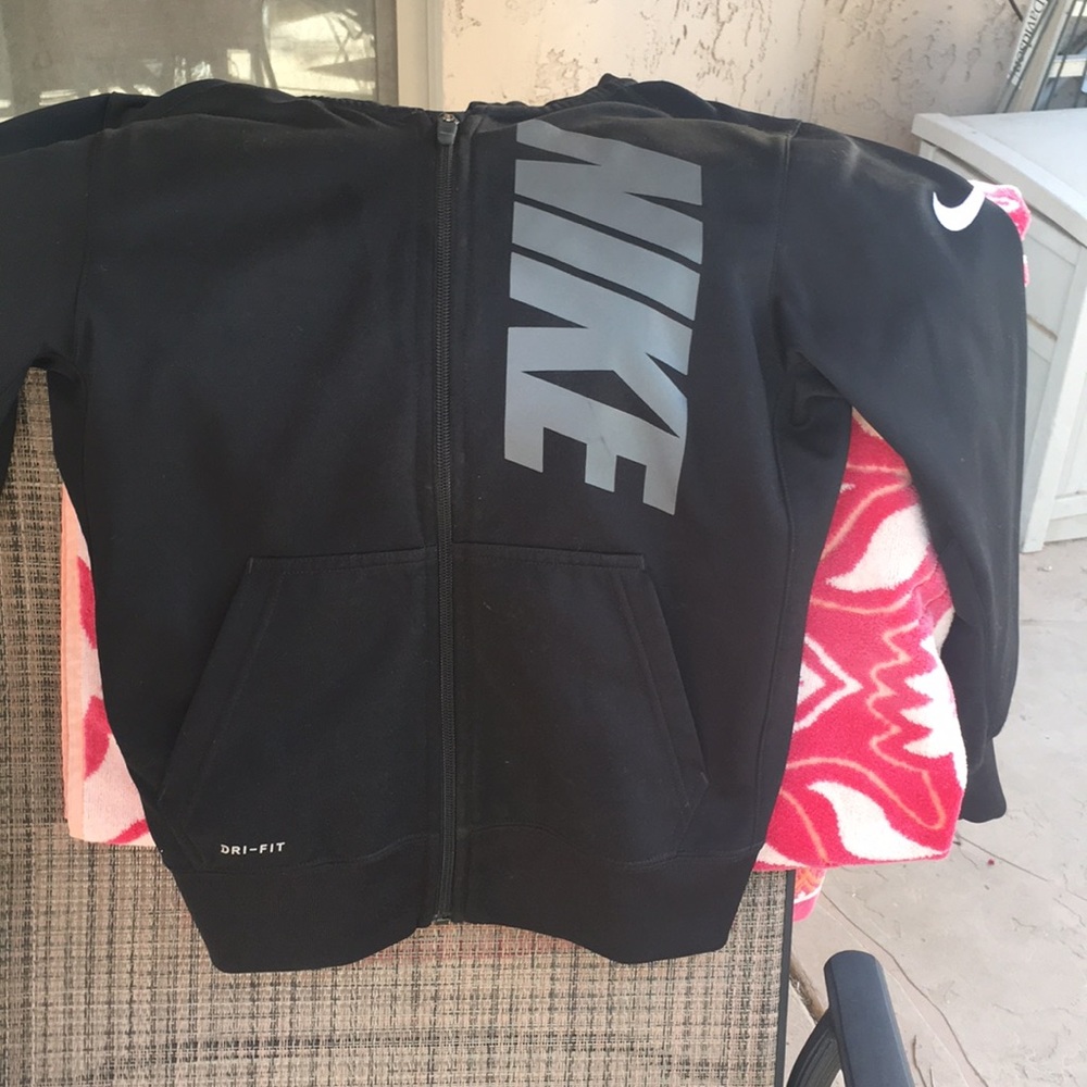Boys Nike jacket with zipper.